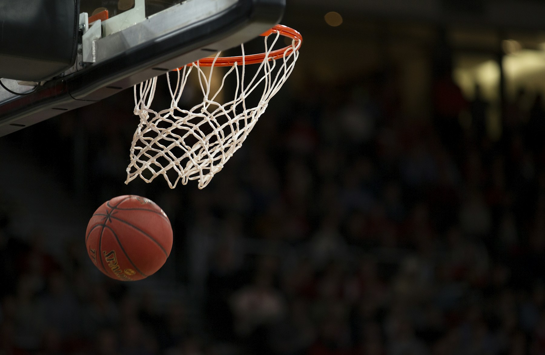 篮球馆中飞向篮筐的篮球